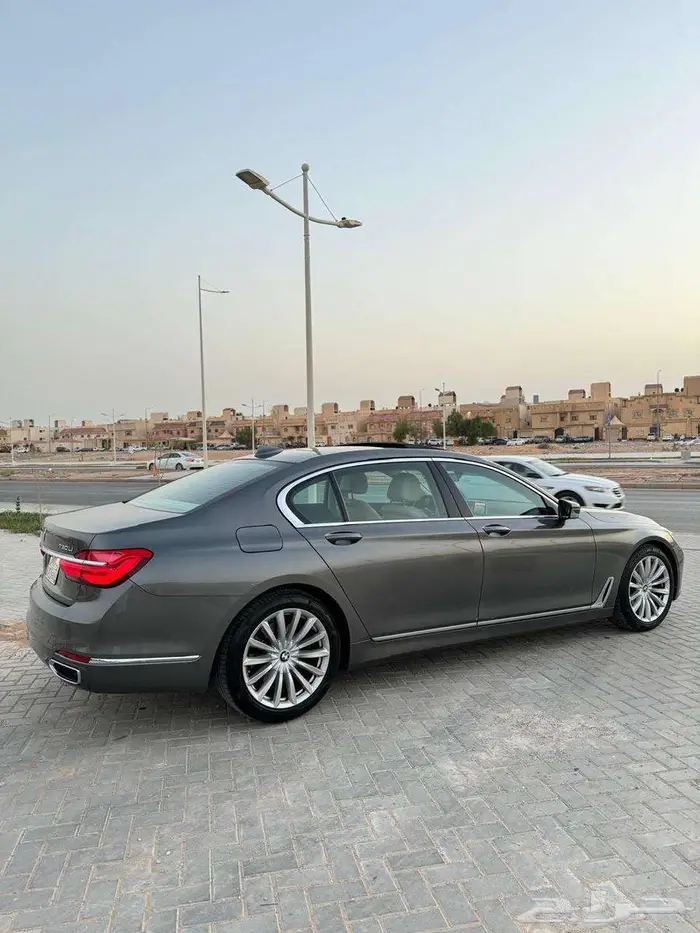 BMW 2017 نظيفة مصينة صيانة شاملة ثاني مالك 2 5