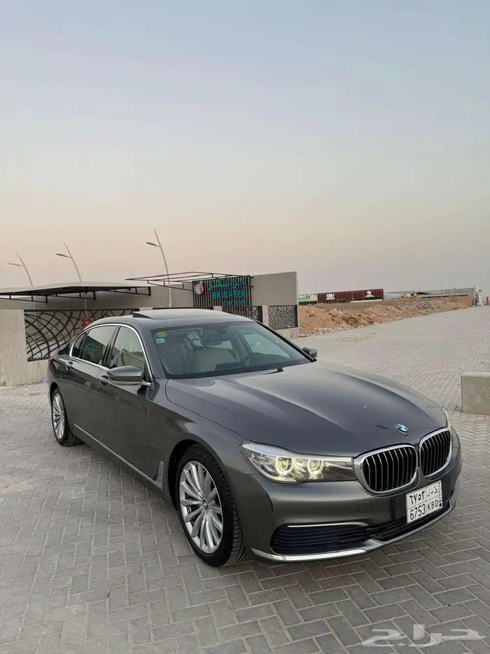 BMW 2017 نظيفة مصينة صيانة شاملة ثاني مالك 2 3