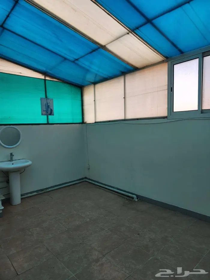 للايجار شقه كبيره مثل الدور بسطح 5