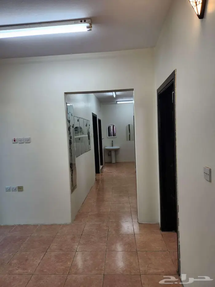 للايجار شقه كبيره مثل الدور بسطح 12