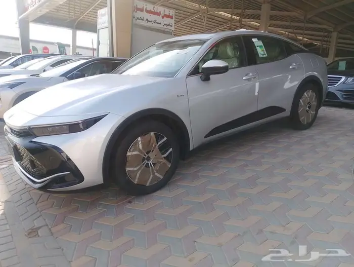تويوتا كراون بريميوم اصفار سعودي 2025 1