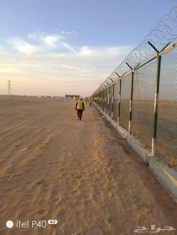 تنفيذ اعمال السياج و الشبوك. وجميع الاعمال 4