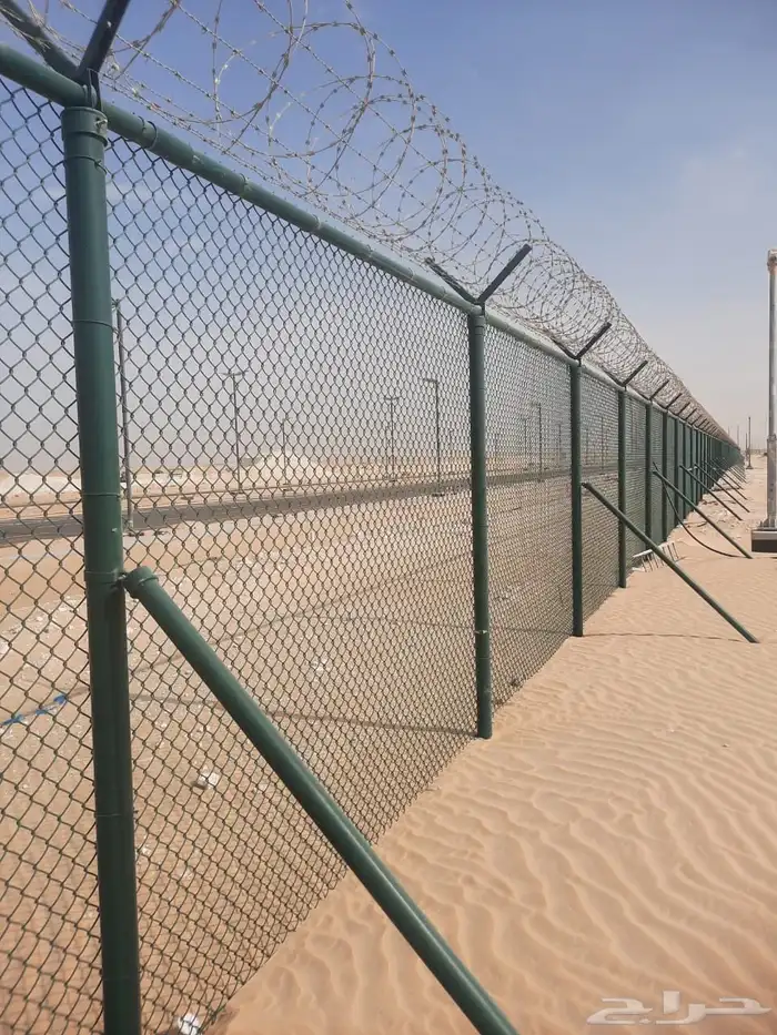تنفيذ اعمال السياج و الشبوك. وجميع الاعمال 3