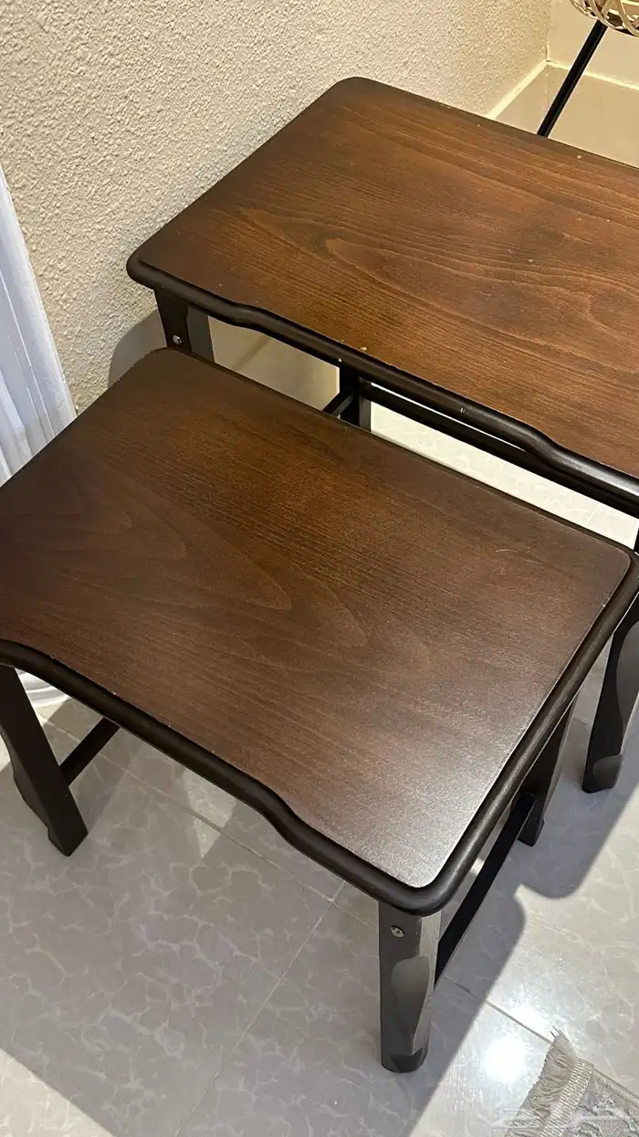 طاوله خشبيه و اربع طاولات مختلفة الحجم 4