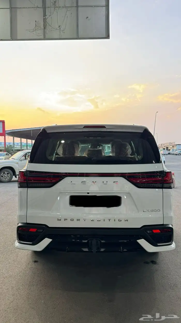 لكزس 2024 LX600 فئة اف سبورت ابيض لولوي ماشي 13 الف وكالة 3