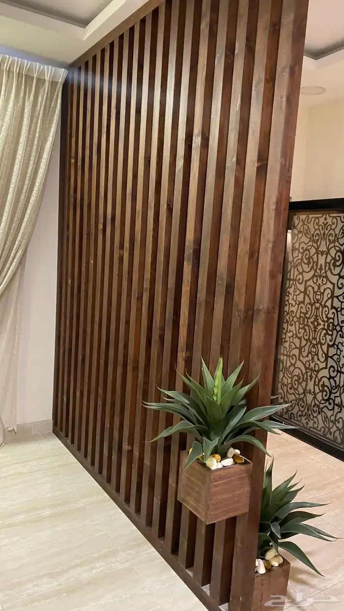 ديكور مدخل خشبي. وثريا خمس لمبات فخمه وبديل خشب خارجي. 3