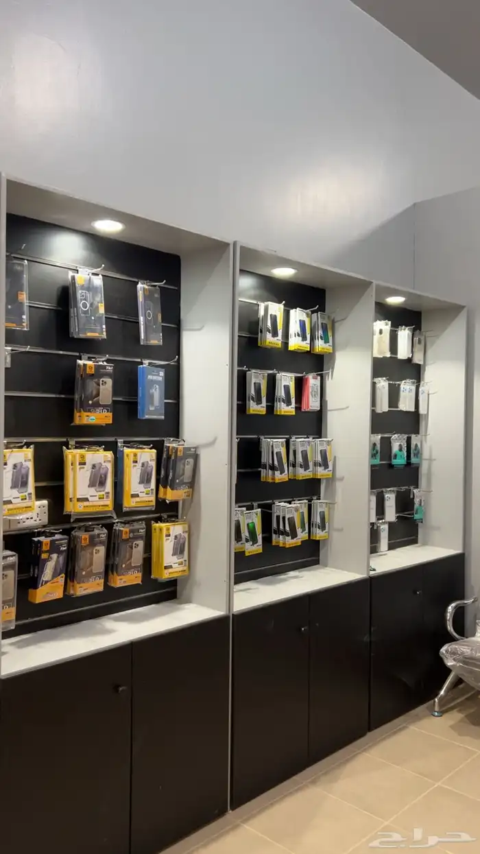 اغراض وطاولات محل جوالات للبيع او التقبيل 3