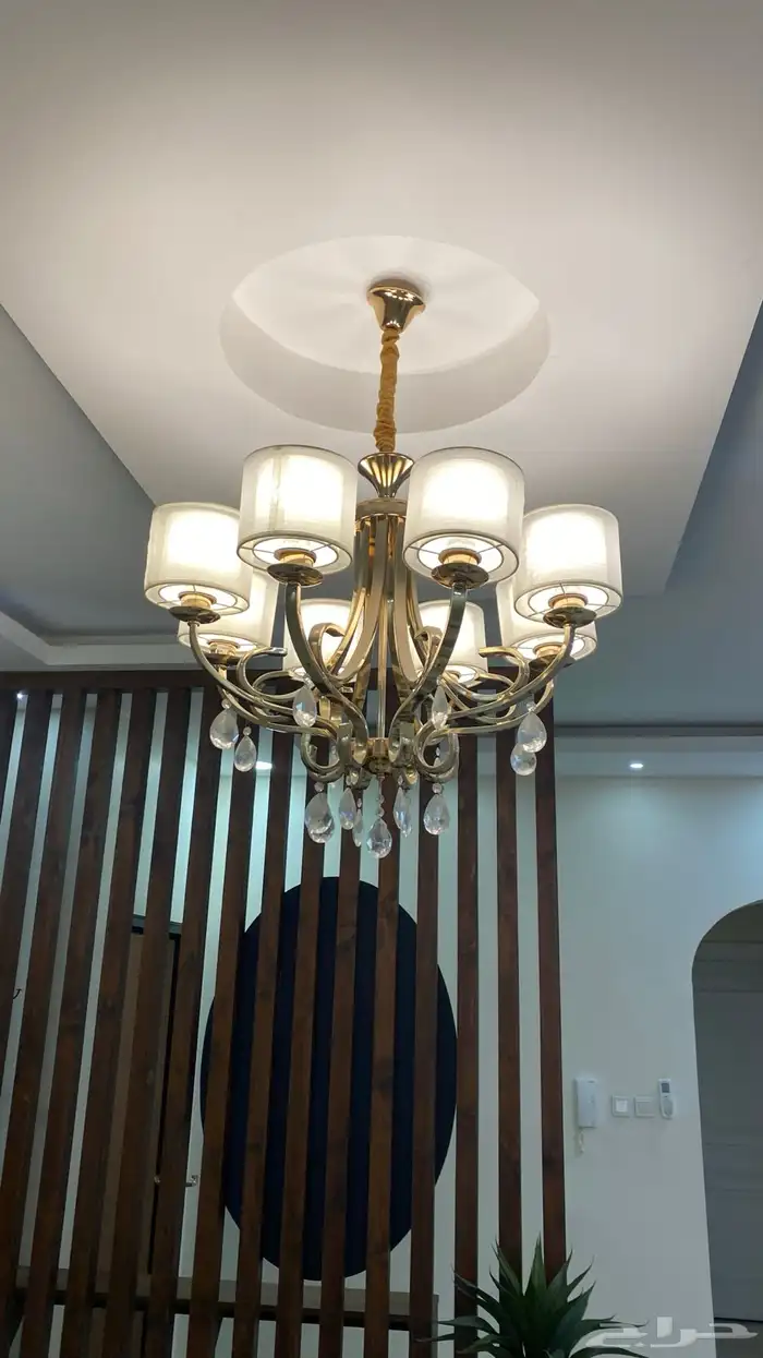 ديكور مدخل خشبي. وثريا خمس لمبات فخمه وبديل خشب خارجي. 1