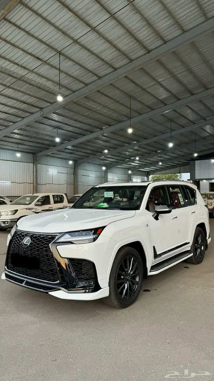 لكزس 2024 LX600 فئة اف سبورت ابيض لولوي ماشي 13 الف وكالة 2