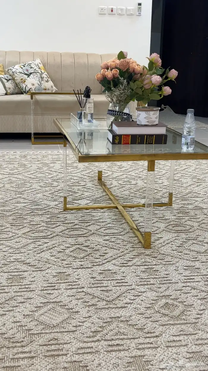 طاوله. تلفاز مع. طاوله كامله واربعه خدمه. 350 0