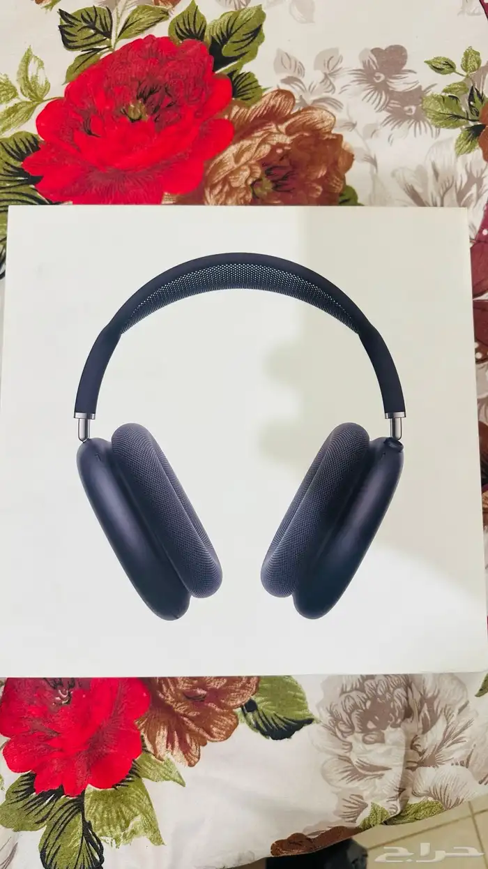 AirPod max with smart box 0