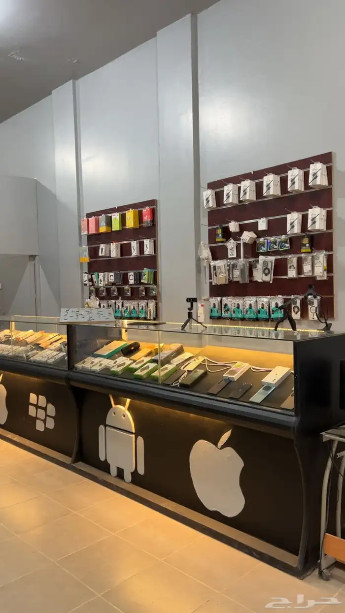 اغراض وطاولات محل جوالات للبيع او التقبيل 2