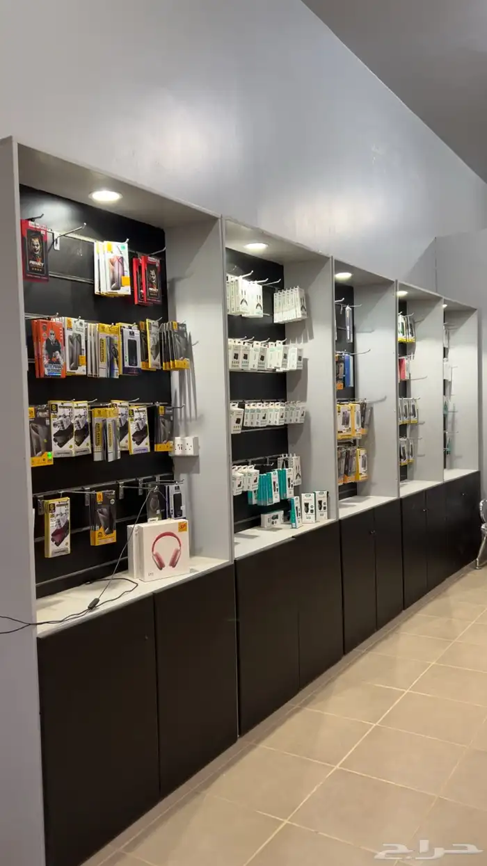 اغراض وطاولات محل جوالات للبيع او التقبيل 0