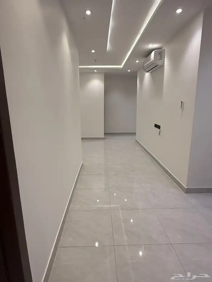 للايجار شقة عوايل 4 غرف جديدة مكيفات ومطبخ راكب 0