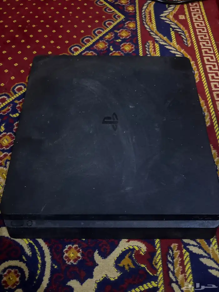 سوني 4 مع يد وجميع اغراضه و شريط فيفيا وبلاك كوبس وسيارت 1