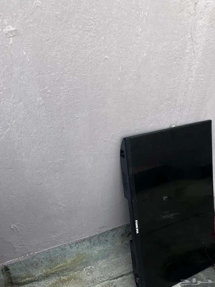 جديدة ما فيها شي بس الشاشة مكسورة 0