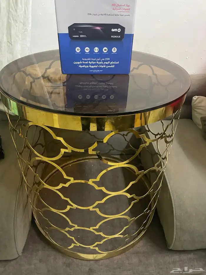 طاوله معه تلفيزون.HUMAX 3