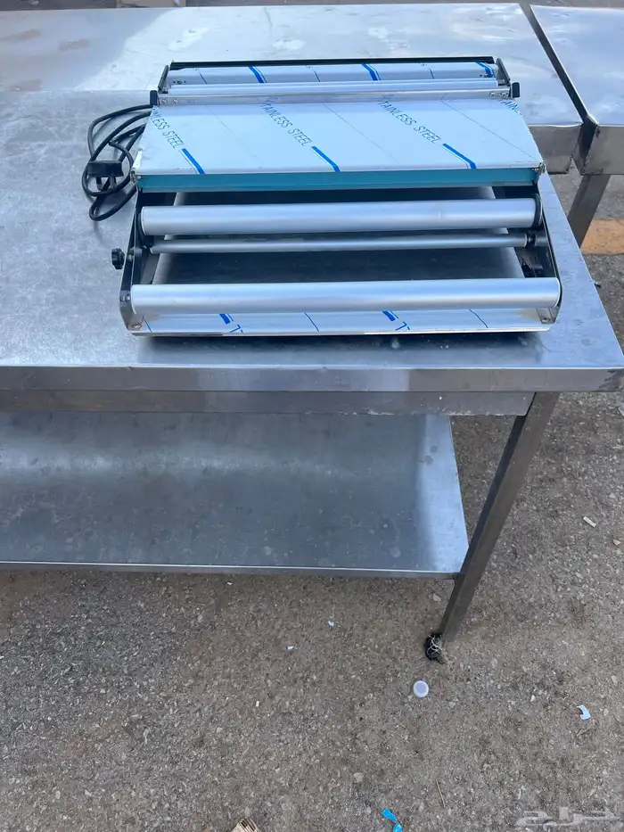 طاولات ستيل و عجانة ومكينة تغليف 9