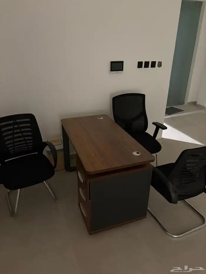 مكيف كاسيت 3 طن و مكاتب وكراسي وصناديق حفظ ملفات 3