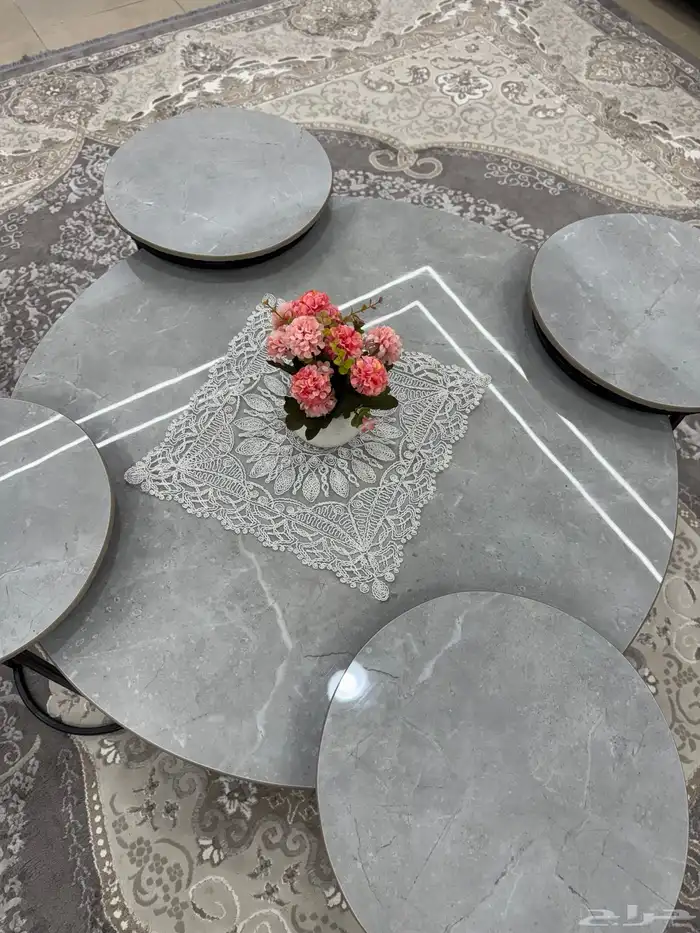 طاولة نضيفة جدا 0