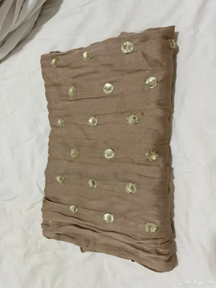 ملابس و أحذية و شنط و مناديل للبيع بأسعار رمزيه 2