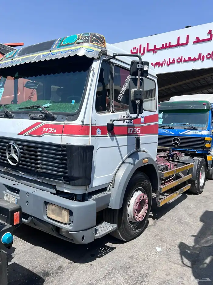 حراج معرض رائد للسيارات كل يوم جمعة 8
