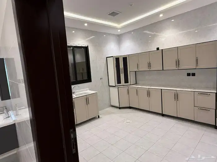 للايجار شقة عوايل 4 غرف جديدة مكيفات ومطبخ راكب 8