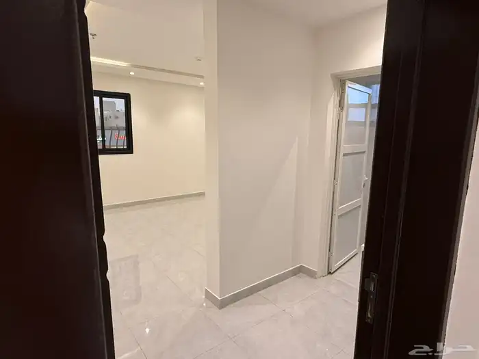 للايجار شقة عوايل 4 غرف جديدة مكيفات ومطبخ راكب 10