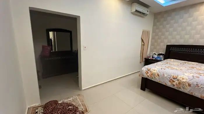 بدون داشق دولاب وسرير ومرايه جانبيه وتسريحه 1