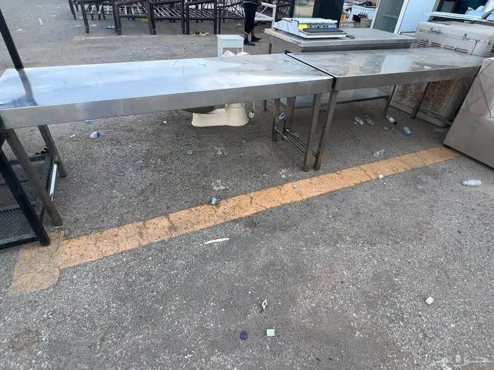 طاولات ستيل و عجانة ومكينة تغليف 3