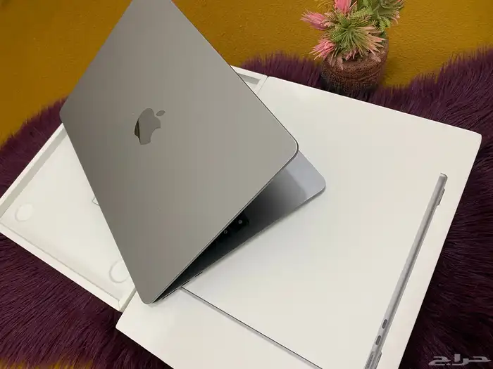 ماك بوك ايو m2 شبه جديد وباقي بالضمان 15