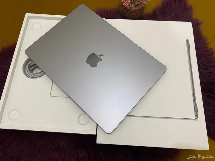 ماك بوك ايو m2 شبه جديد وباقي بالضمان 20