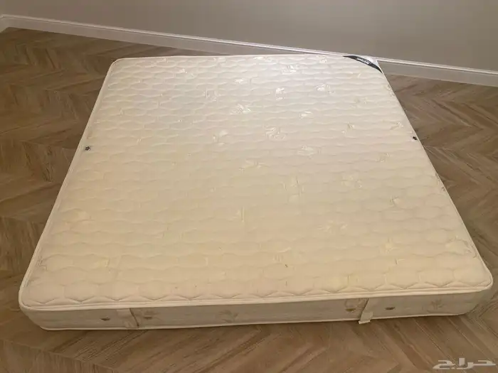 للبيع مرتبة بحالة جيدة مترين في مترين ودولاب أحذية 0