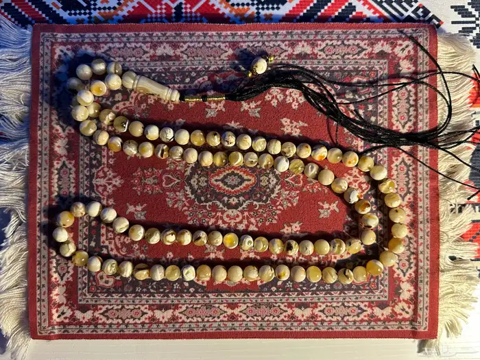 مسباح كهرمان شوائب جميل 2