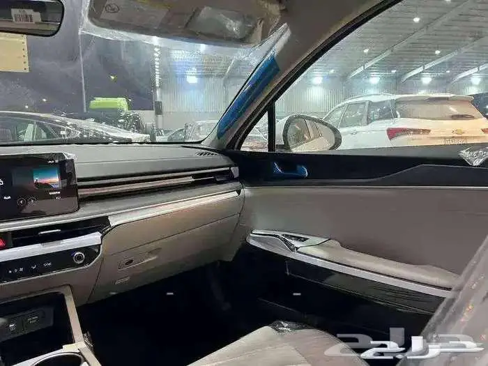 كيا K5 استاندر مطور 2025 قيادة تجمع بين القوة والفخامة 4
