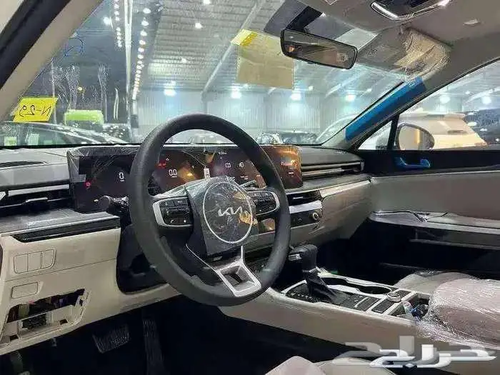 كيا K5 استاندر مطور 2025 قيادة تجمع بين القوة والفخامة 9