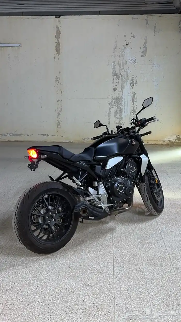دباب هوندا cb1000r الوحش 2023 بحال الوكالة 4