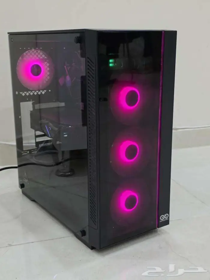 كمبيوتر ألعاب مع شاشة PC 1