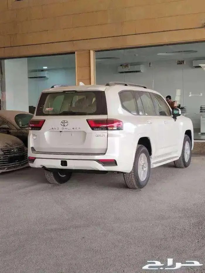 لاندكروزر جي اكس ار بنزين L2 أسود سعودي 2025 متوفر لدى الحسن 2