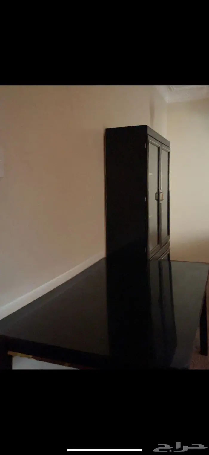 دولاب تخزين مع طاولة طعام كبيرة 1