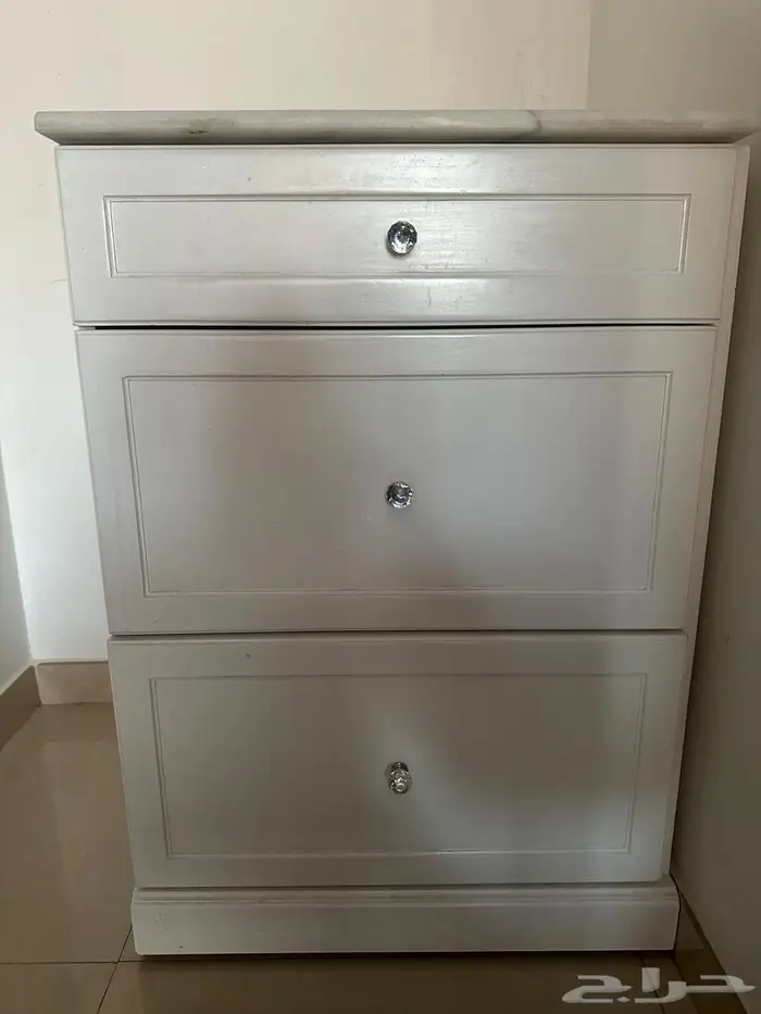 خزانة صغيرة بيضاء 0