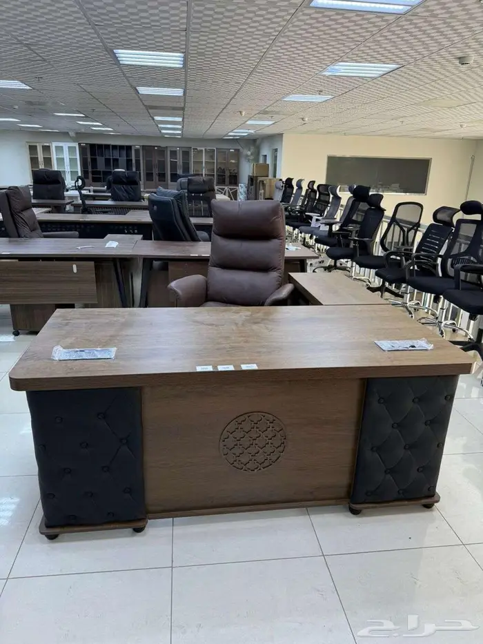 اثاث مكتبي مكاتب مودرن فخم مكتب كلاسك جلد حق مدير مقاس وسط 1