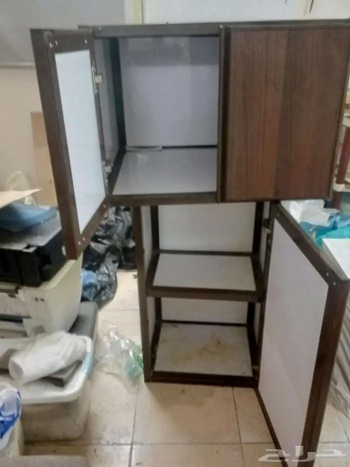 للبيع ثلاجة ال جى 12 جيدة .. وعدد 2 قطعدولاب مطبخ . 3