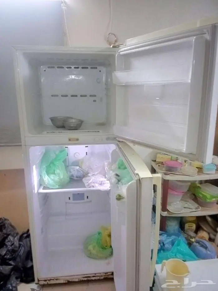 للبيع ثلاجة ال جى 12 جيدة .. وعدد 2 قطعدولاب مطبخ . 1