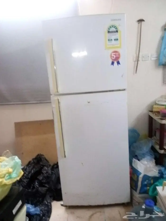 للبيع ثلاجة ال جى 12 جيدة .. وعدد 2 قطعدولاب مطبخ . 0