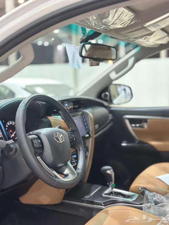 تويوتا فور تشنر - VX3 _ 2025 ابيض - فضي 4