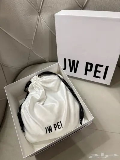 شنطة ماركة JW PEI لون ابيض كريمي index