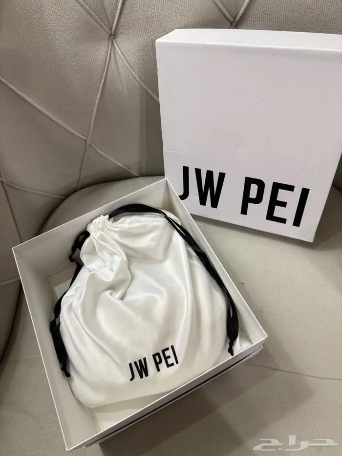شنطة ماركة JW PEI لون ابيض كريمي 4