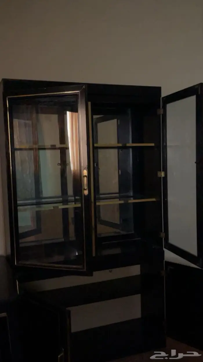 دولاب تخزين مع طاولة طعام كبيرة 3