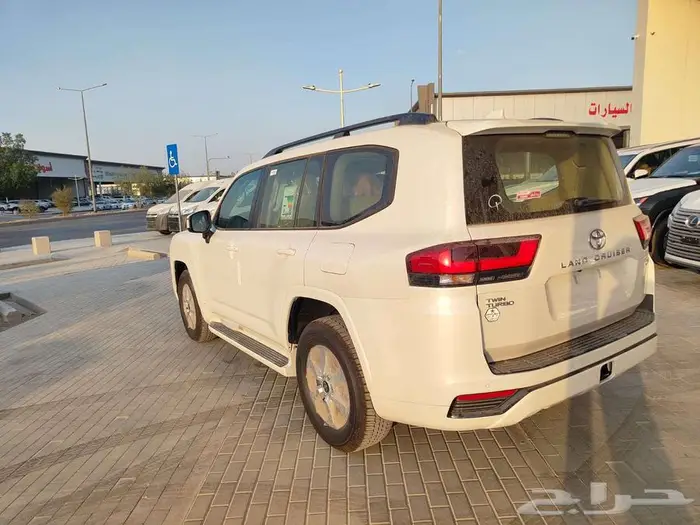 لاندكروزر GXR L2 بنزين 2025 سعودي بطاقة جمركية 11